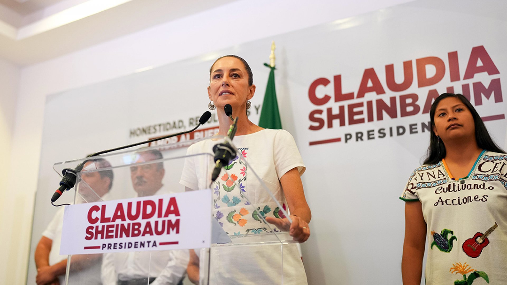 Claudia Sheinbaum llama a seguir con la política de la 4T