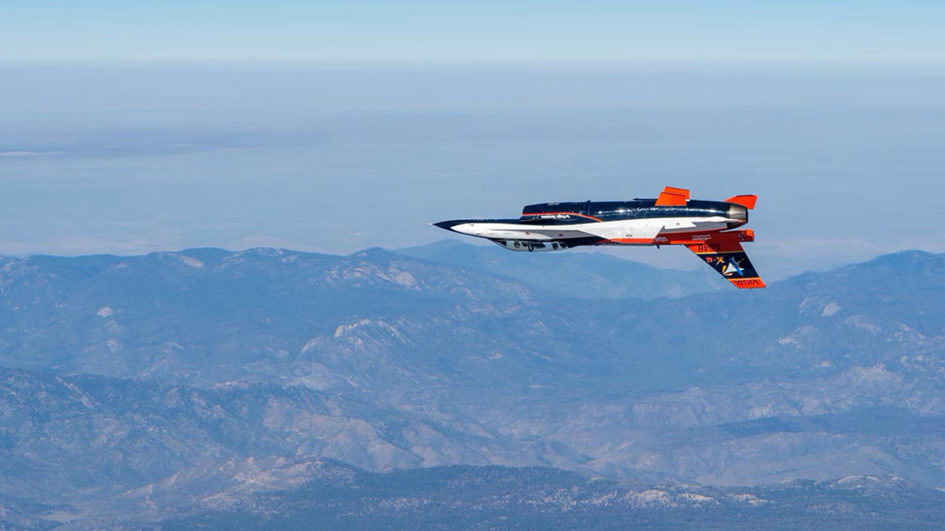 Avión de combate controlado por inteligencia artificial realiza histórico vuelo