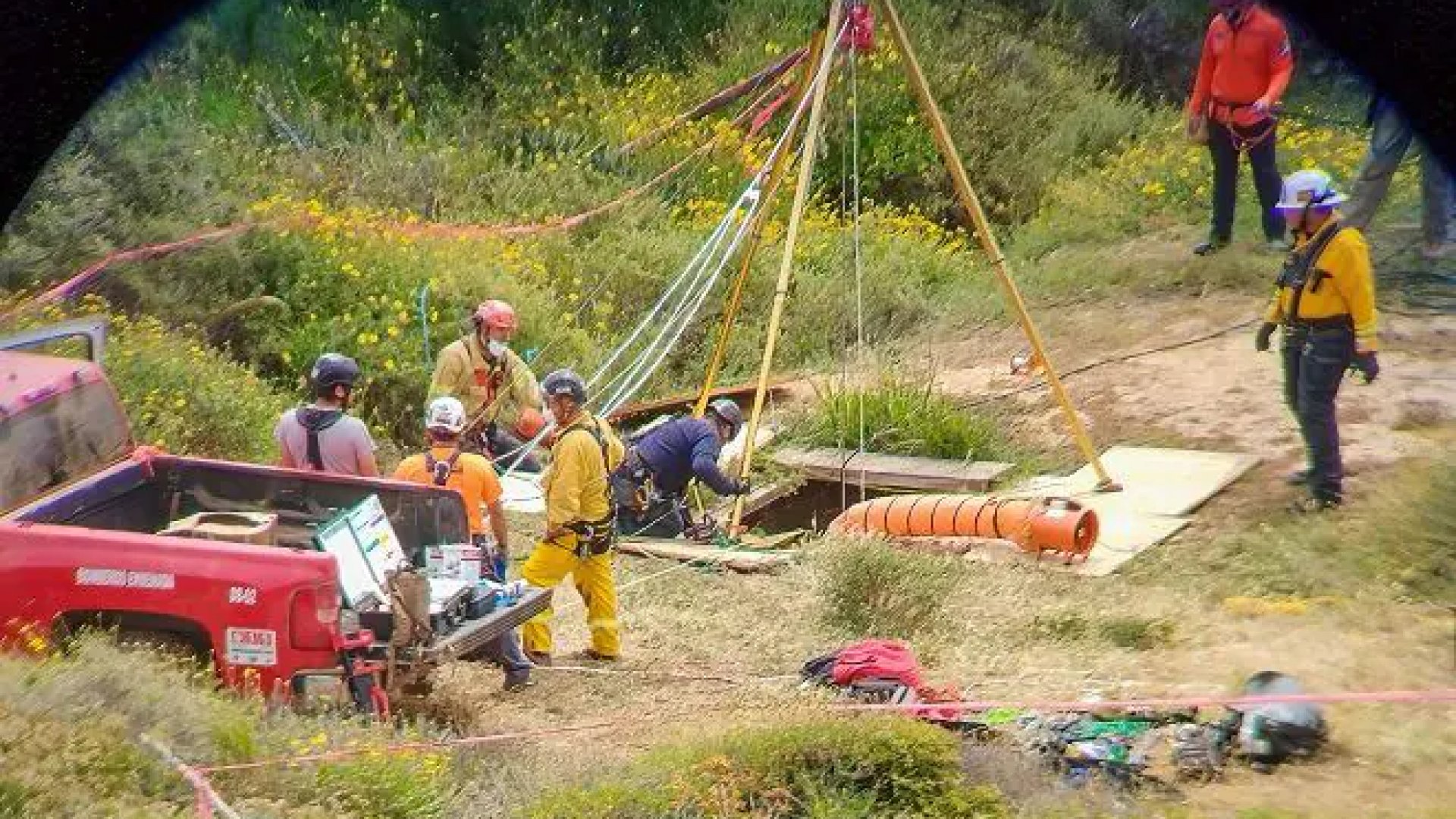 Hallan 4 cuerpos en pozo de agua en Ensenada; 3 serían de turistas desaparecidos
