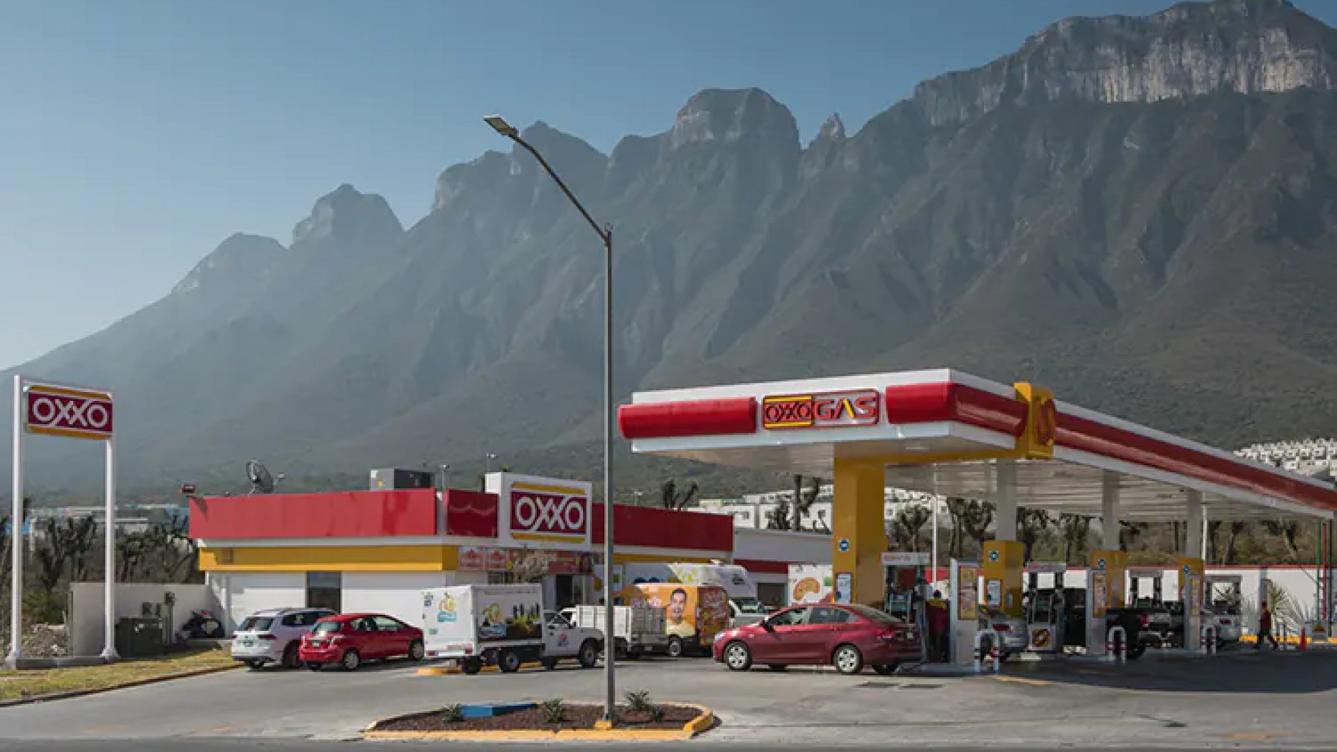 ‘Que no se pasen’, dice AMLO a Oxxo Gas por precio elevado de gasolina