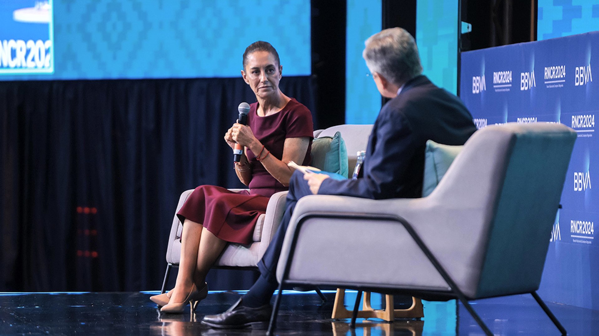 Claudia Sheinbaum llama a consejeros de BBVA a potenciar juntos el desarrollo del país