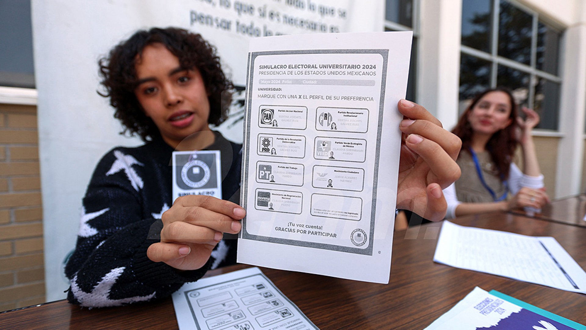 Estudiantes participan en el Simulacro Electoral Universitario 2024