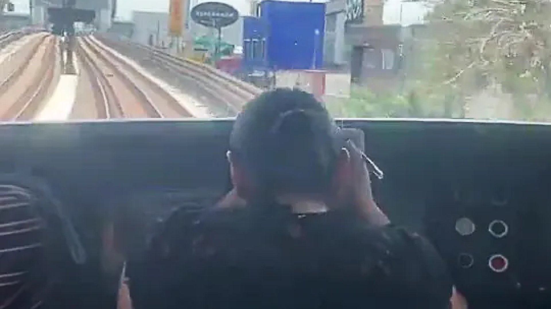 Cachan a operadora del Metro maquillándose ¡mientras conduce! | Video