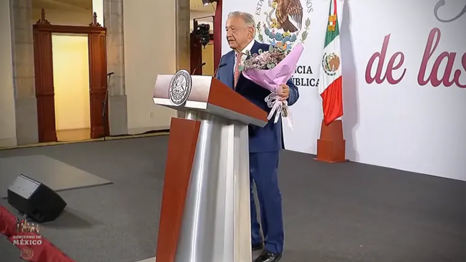 Ofrece AMLO serenata en la mañanera por Día de las Madres