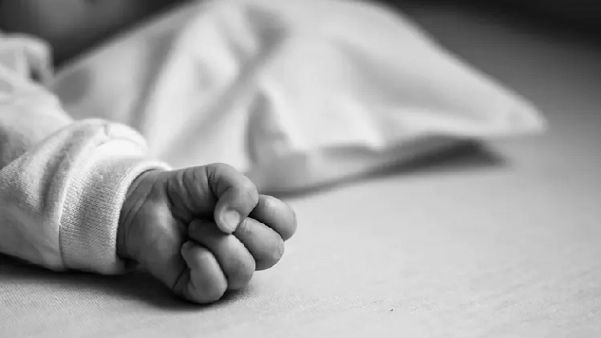 Madre apuñala a sus mellizas recién nacidas; una sobrevive