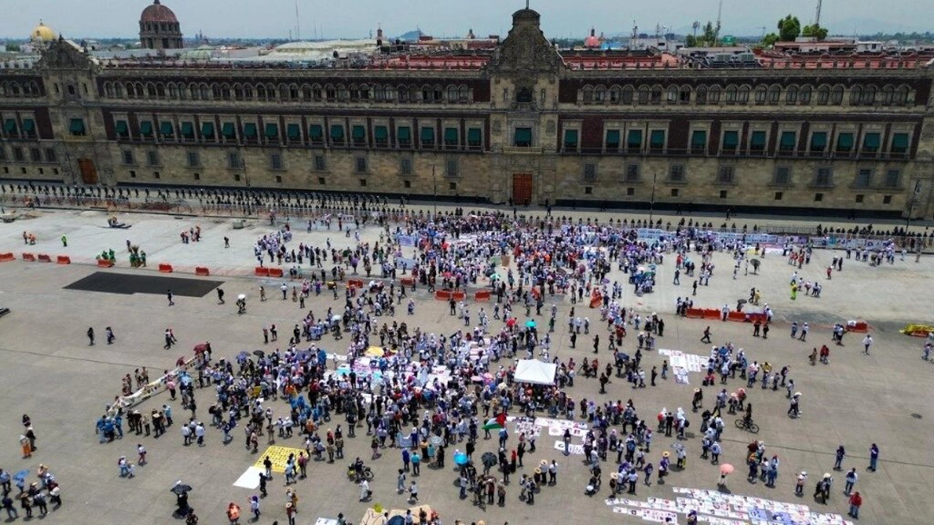 Madres de desaparecidos exigen justicia ante Palacio Nacional