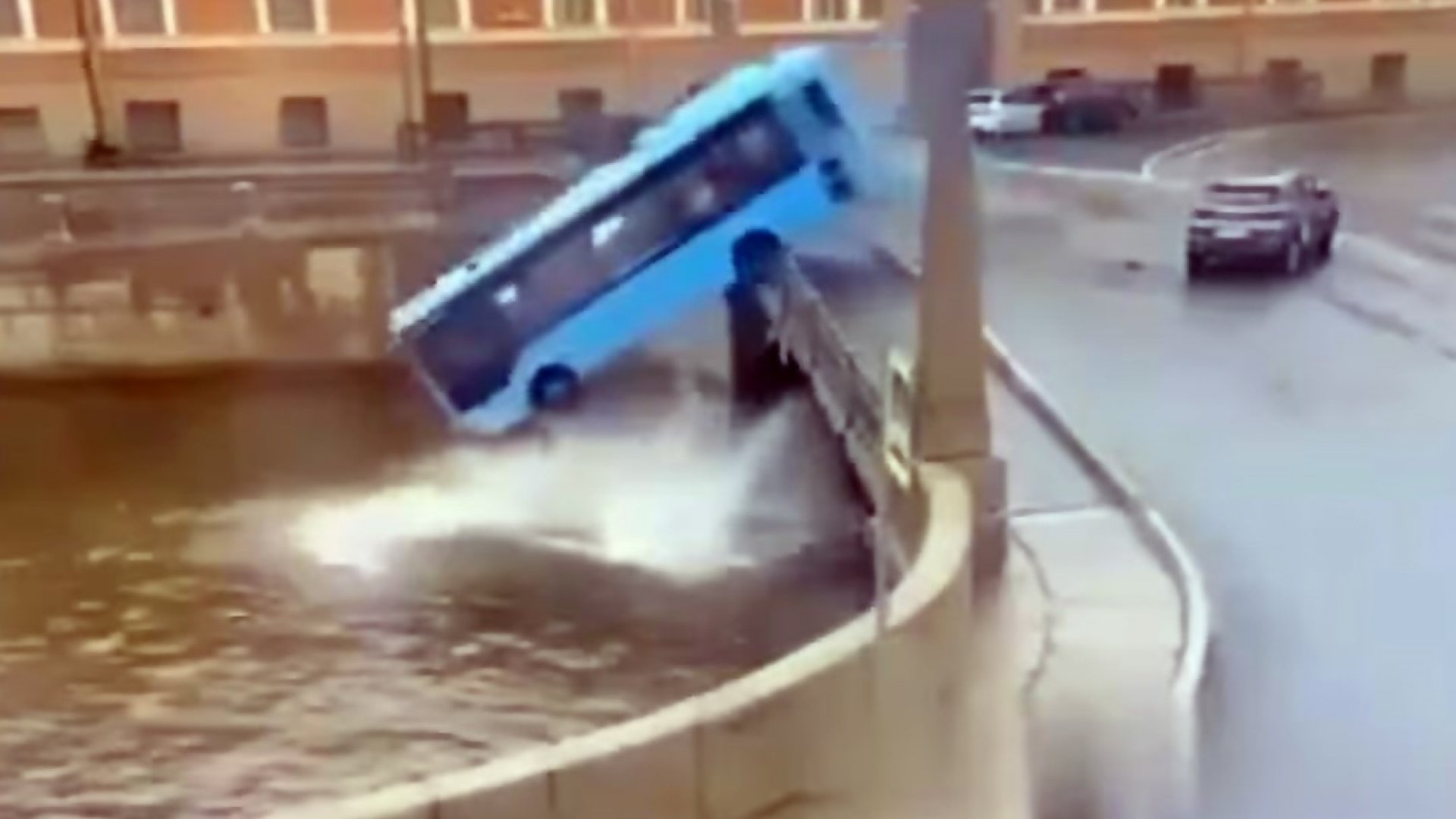 Varios muertos al caer un autobús a un río en San Petersburgo | Video