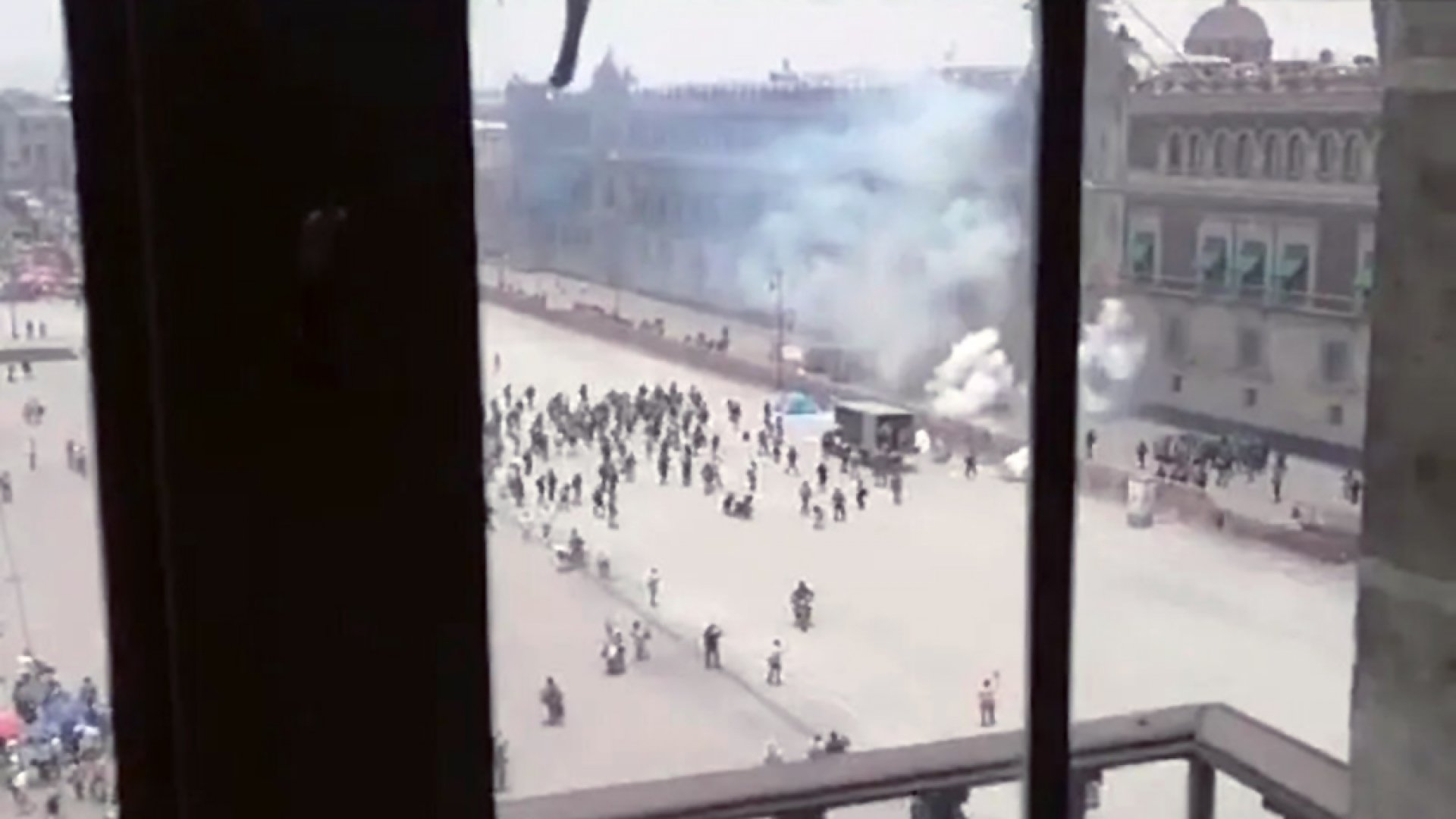 Ataque de normalistas de Ayotzinapa a Palacio Nacional deja 26 policías heridos