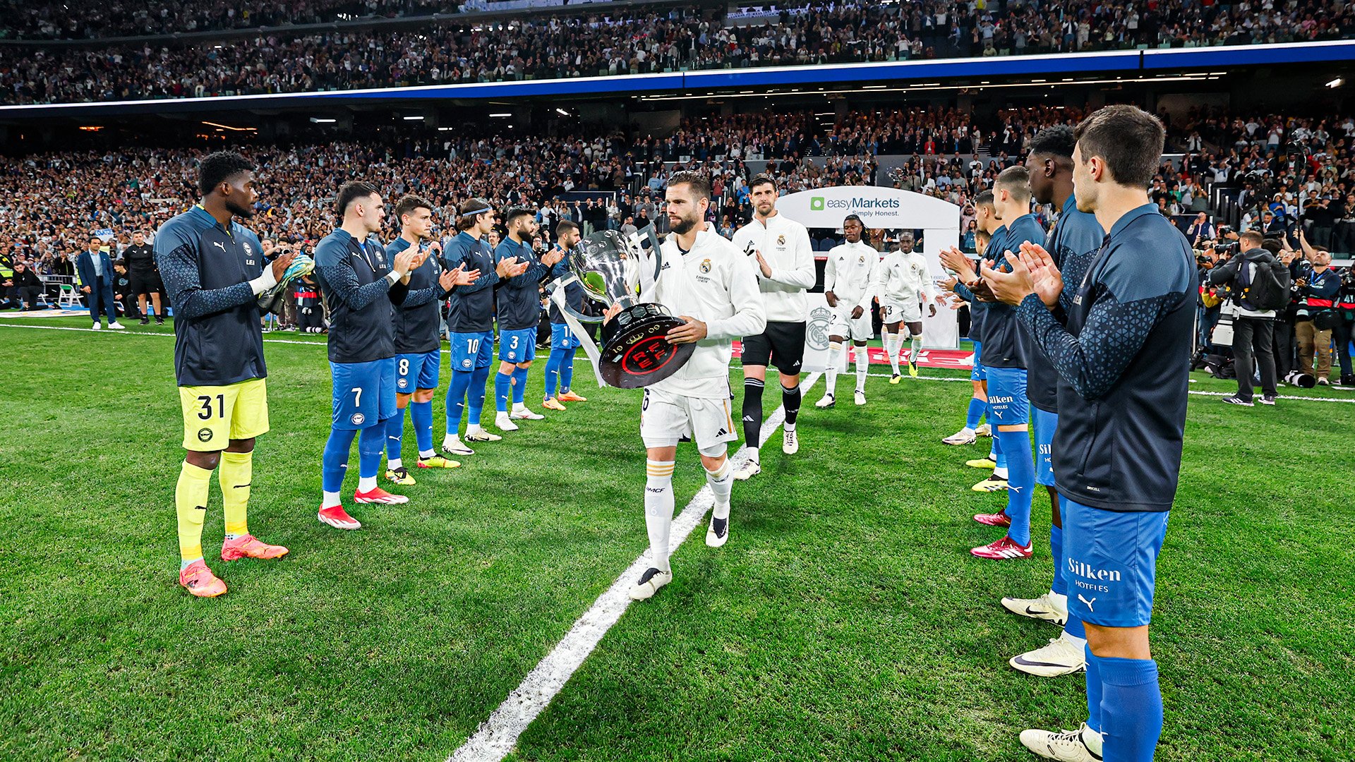Real Madrid celebra el título ante su gente