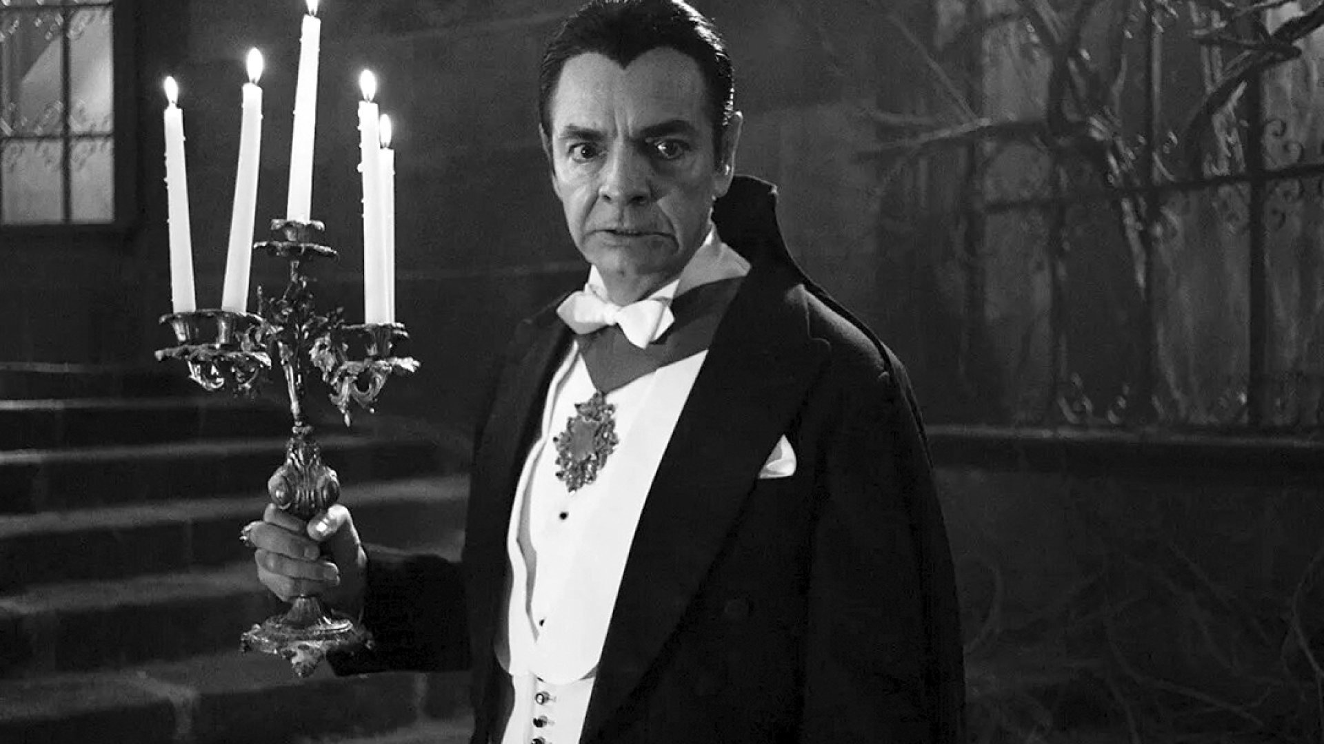 Eugenio Derbez será Drácula en serie inspirada en el filme de 1930