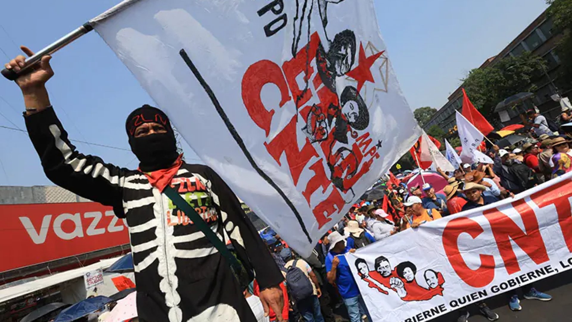 Marcha la CNTE al Zócalo, en el marco del Día del Maestro