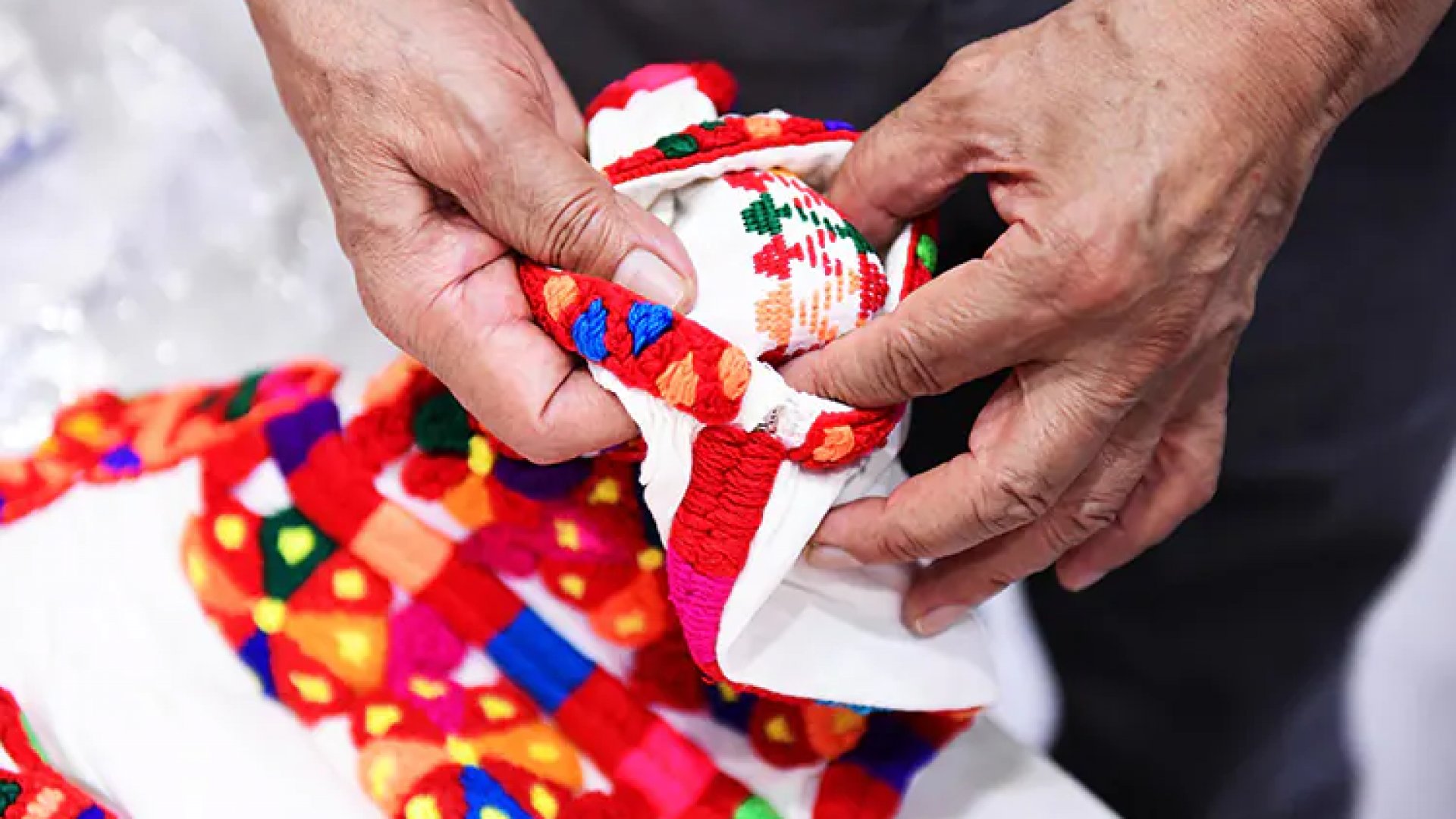 Recibe Ayuntamiento de Xalapa colección de indumentaria tradicional de Veracruz
