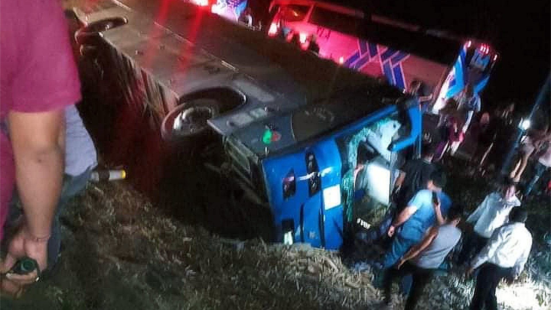 Camión con seguidores de Morena sufre volcadura en la carretera La Tinaja – Cosoleacaque