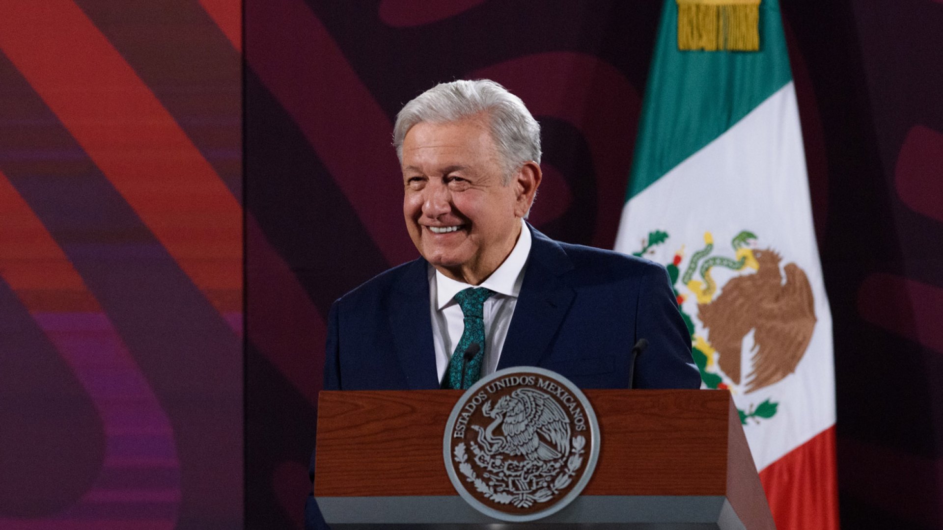 AMLO celebra nivel más bajo de pobreza laboral registrado en México