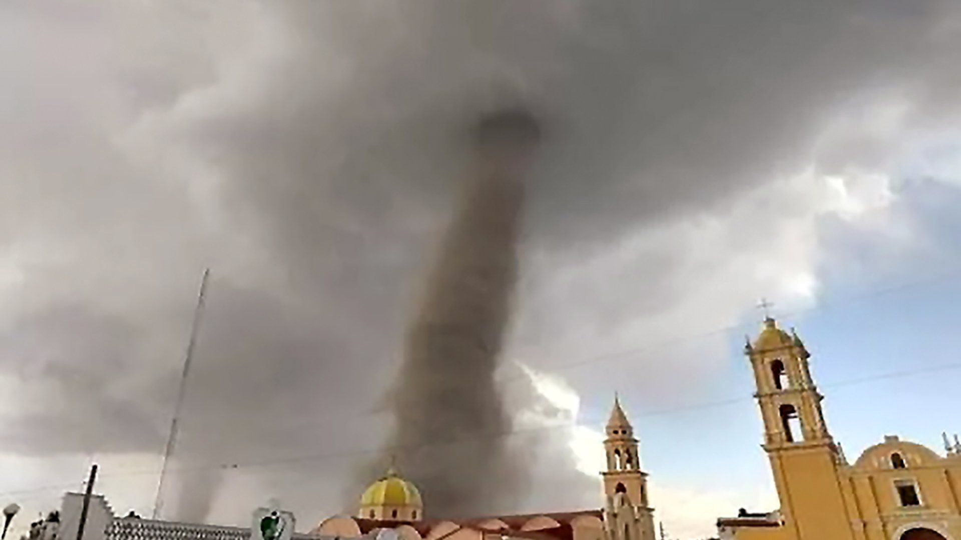 Tornados, calor intenso y lluvias, todo en un mismo día, en México