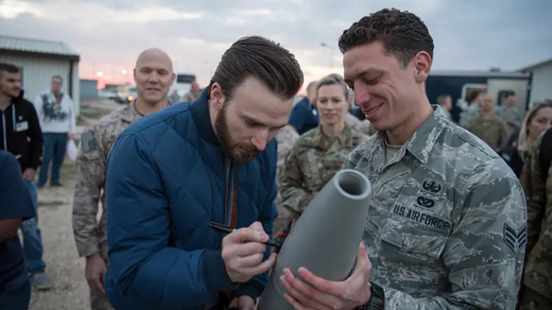 ¿Chris Evans firmó una ‘bomba que matará bebés’?
