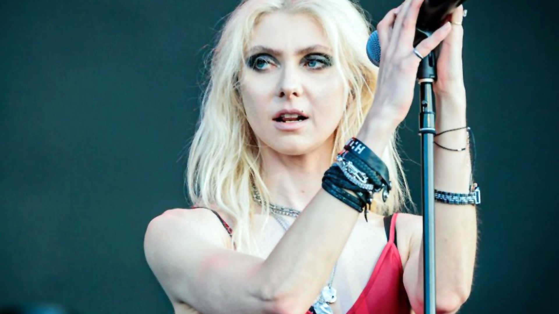 Un murciélago muerde a la cantante Taylor Momsen en pleno concierto