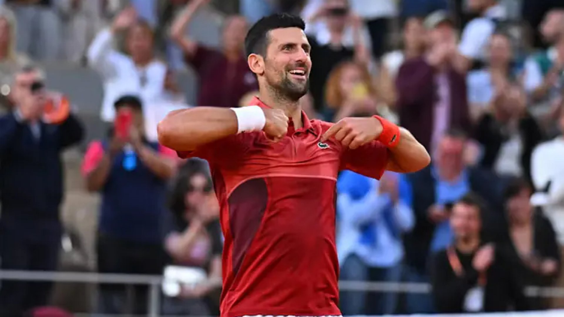 Djokovic sufre en Roland Garros, pero avanza a Cuartos 