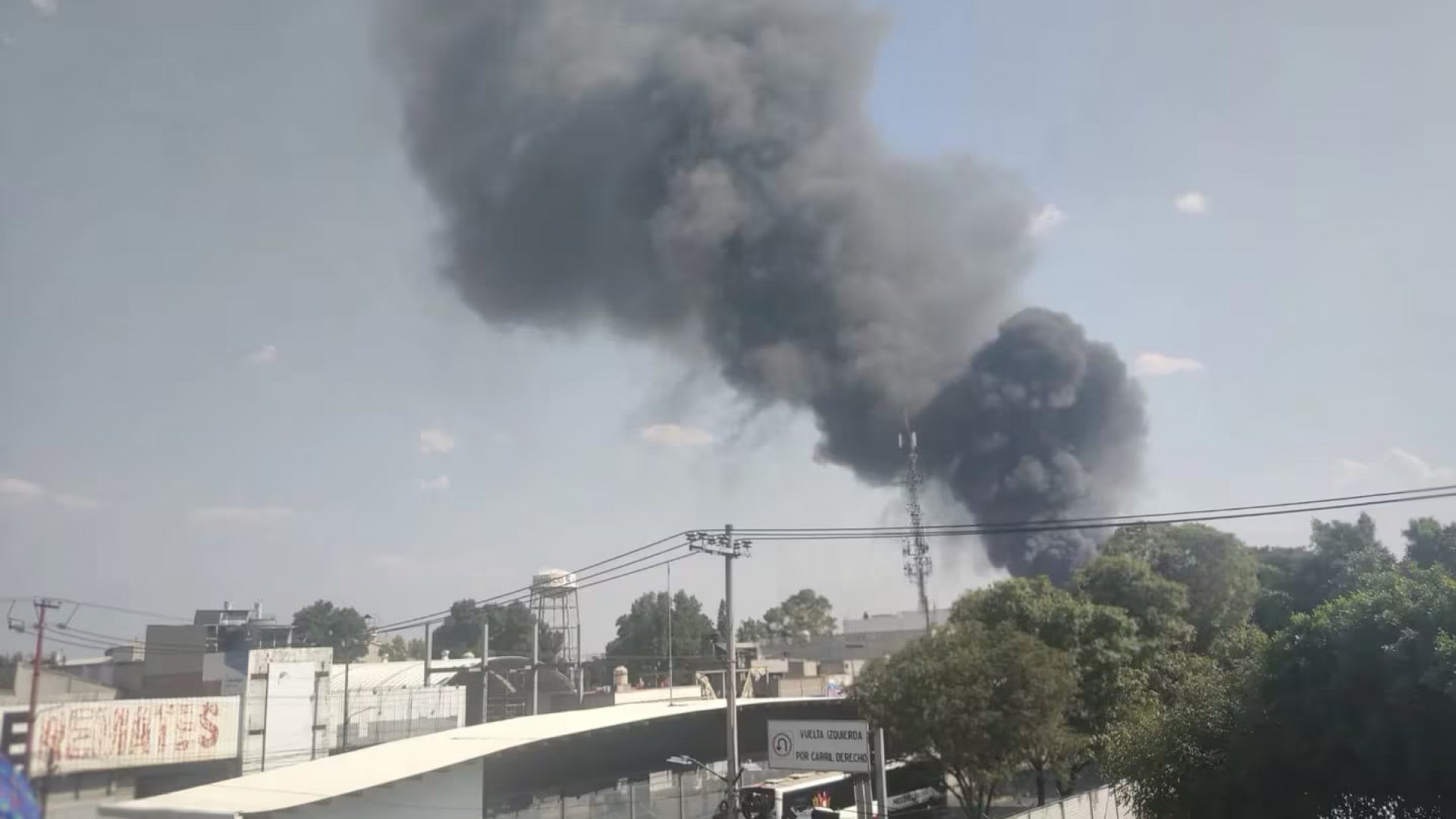 Ecatepec: Se registra incendio al interior de una bodega de plásticos