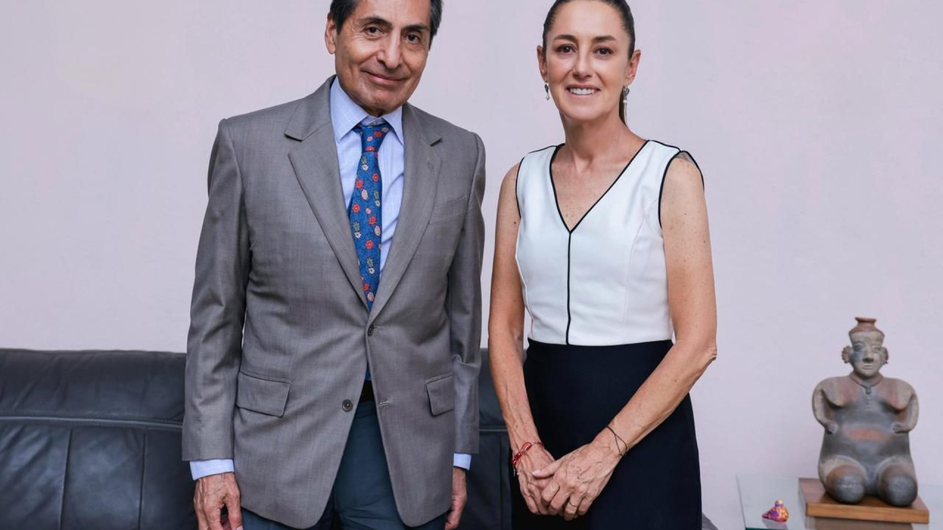 Claudia Sheinbaum ratifica la línea económica presentada por Rogelio Ramírez de la O
