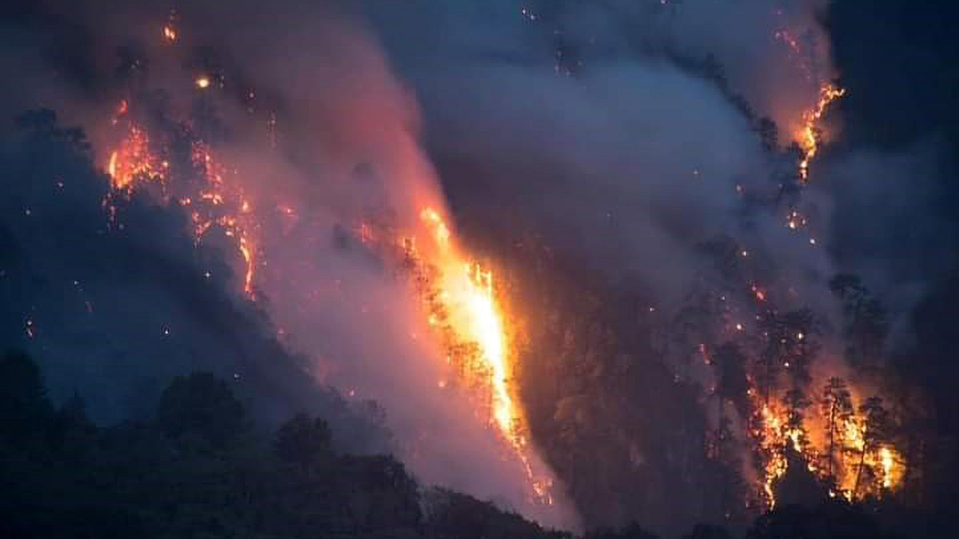 ¡Fuera de control! Incendio forestal en Barranca Grande en Ixhuacán de los Reyes