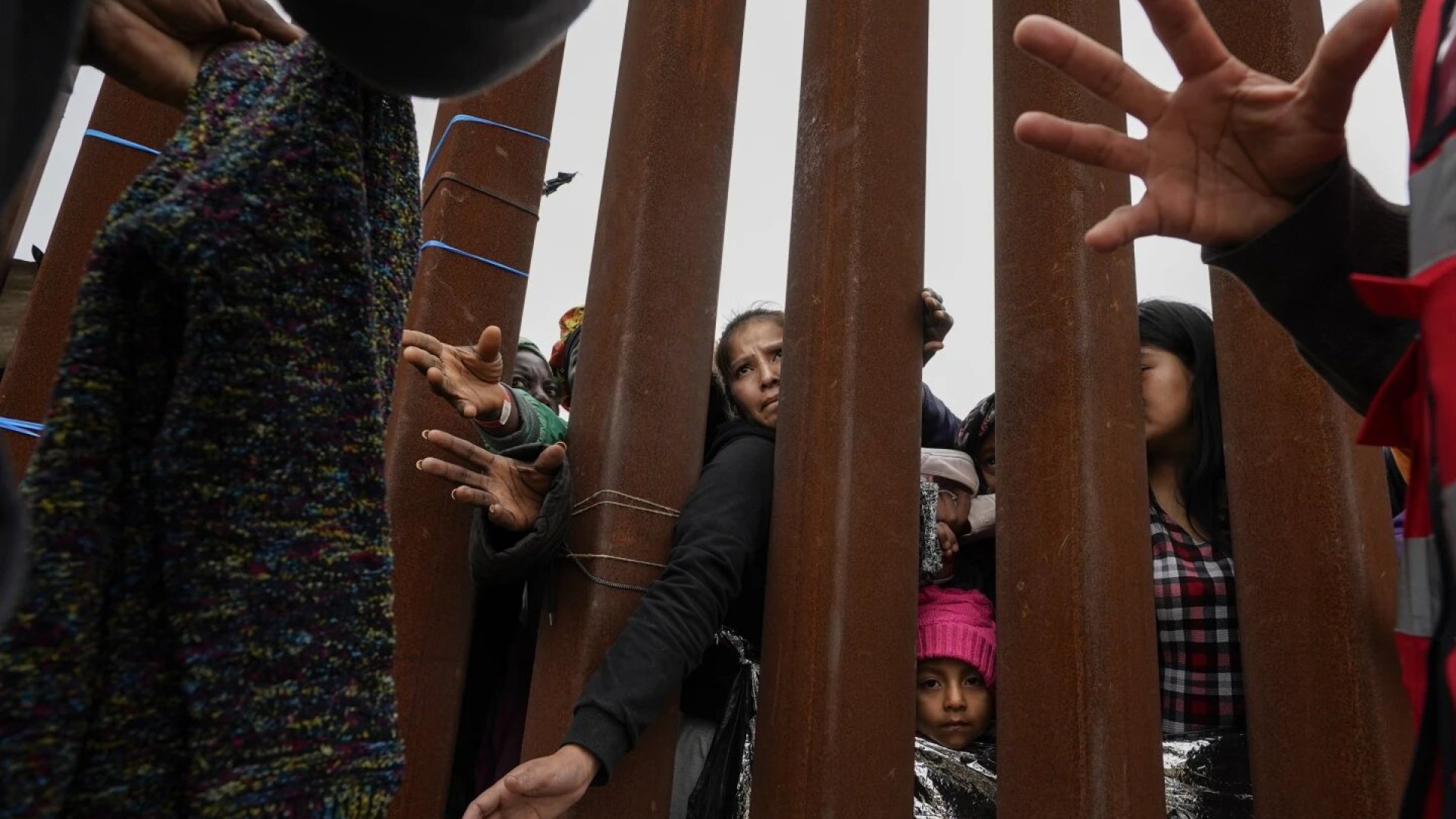 Biden firma orden ejecutiva que limita entrada de inmigrantes solicitantes de asilo