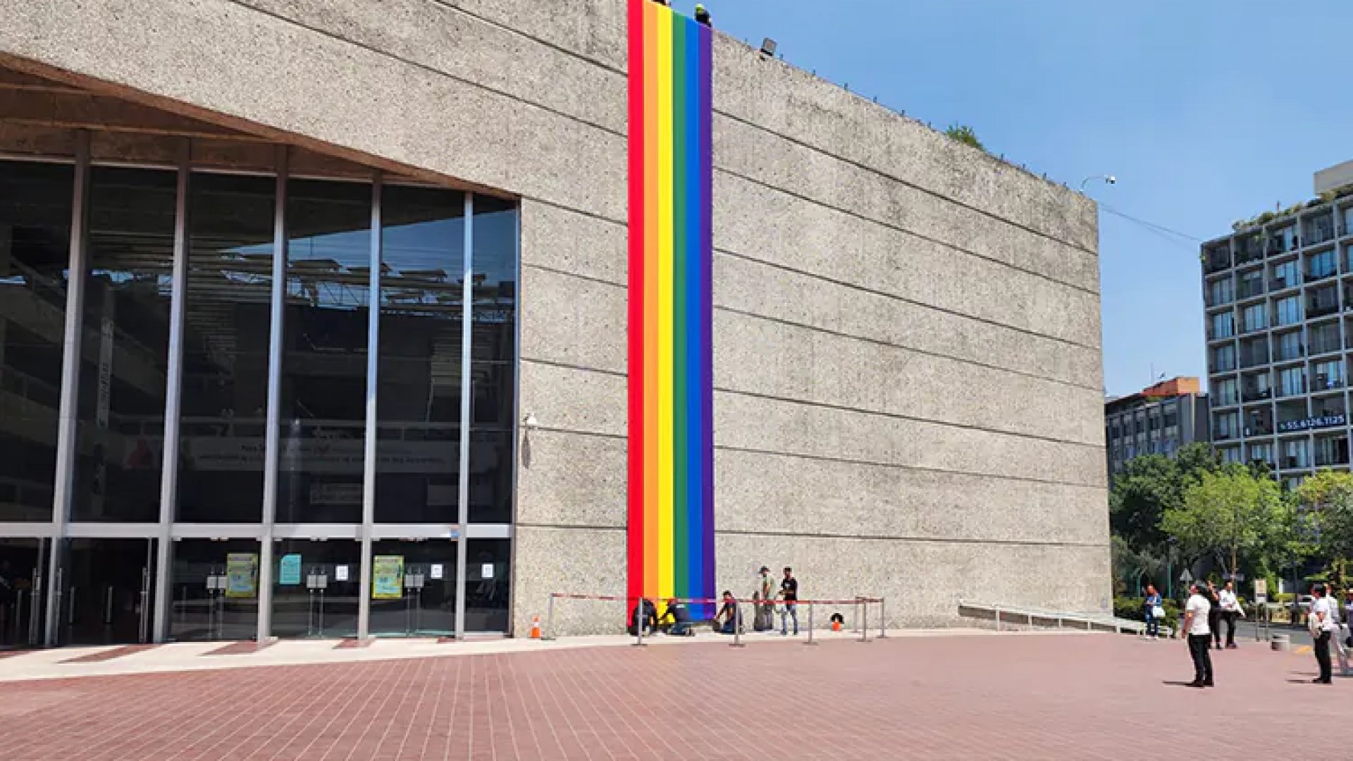 Infonavit coloca bandera LGBT otra vez; activistas vandalizan oficinas del sindicato
