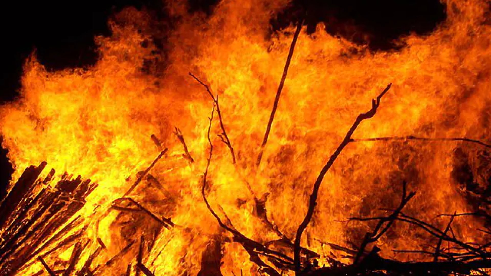 Combaten incendio en Santa Catarina; afecta media hectárea