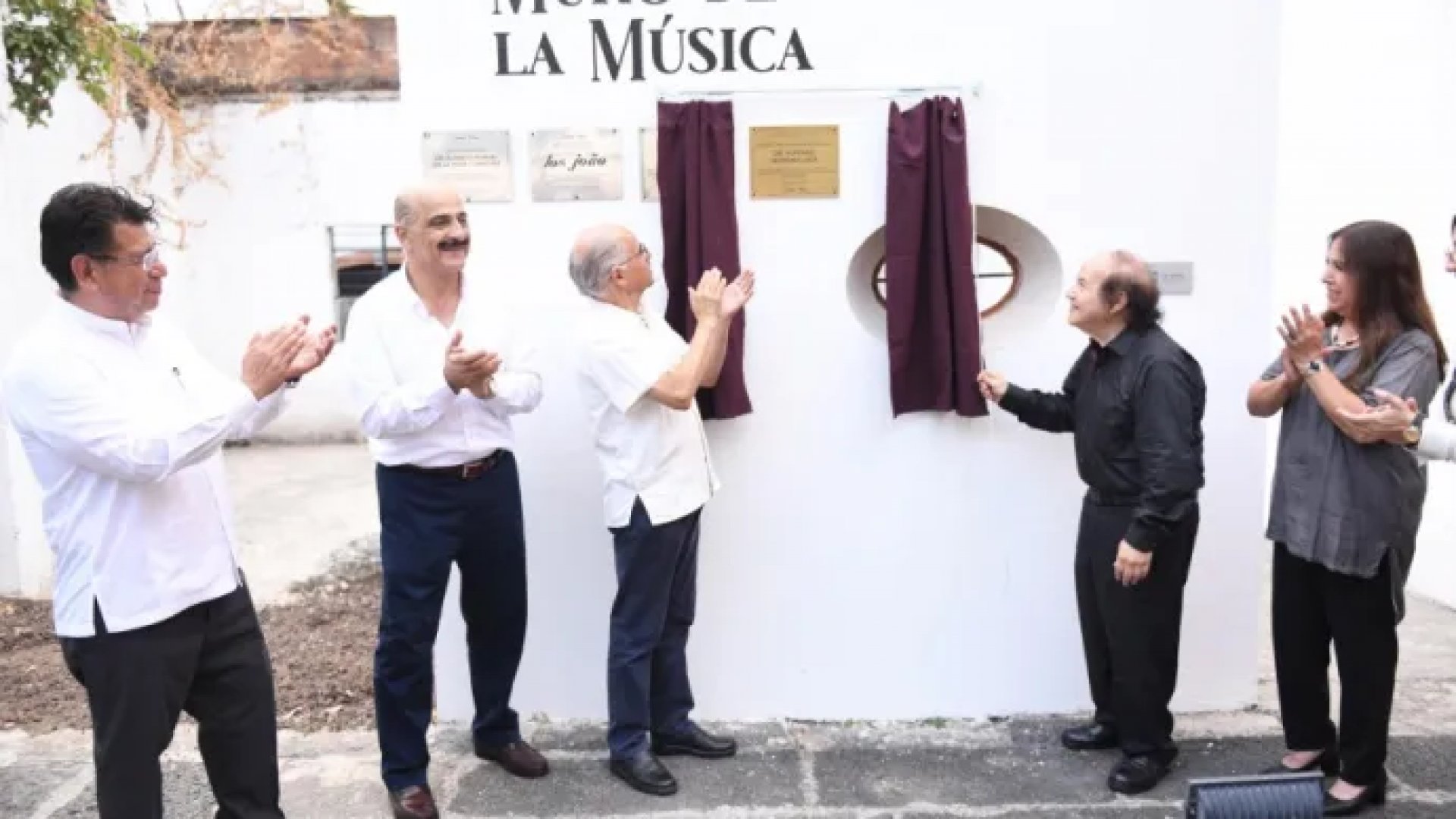 Devela Ricardo Ahued placa en honor del Dr. Alfonso Moreno