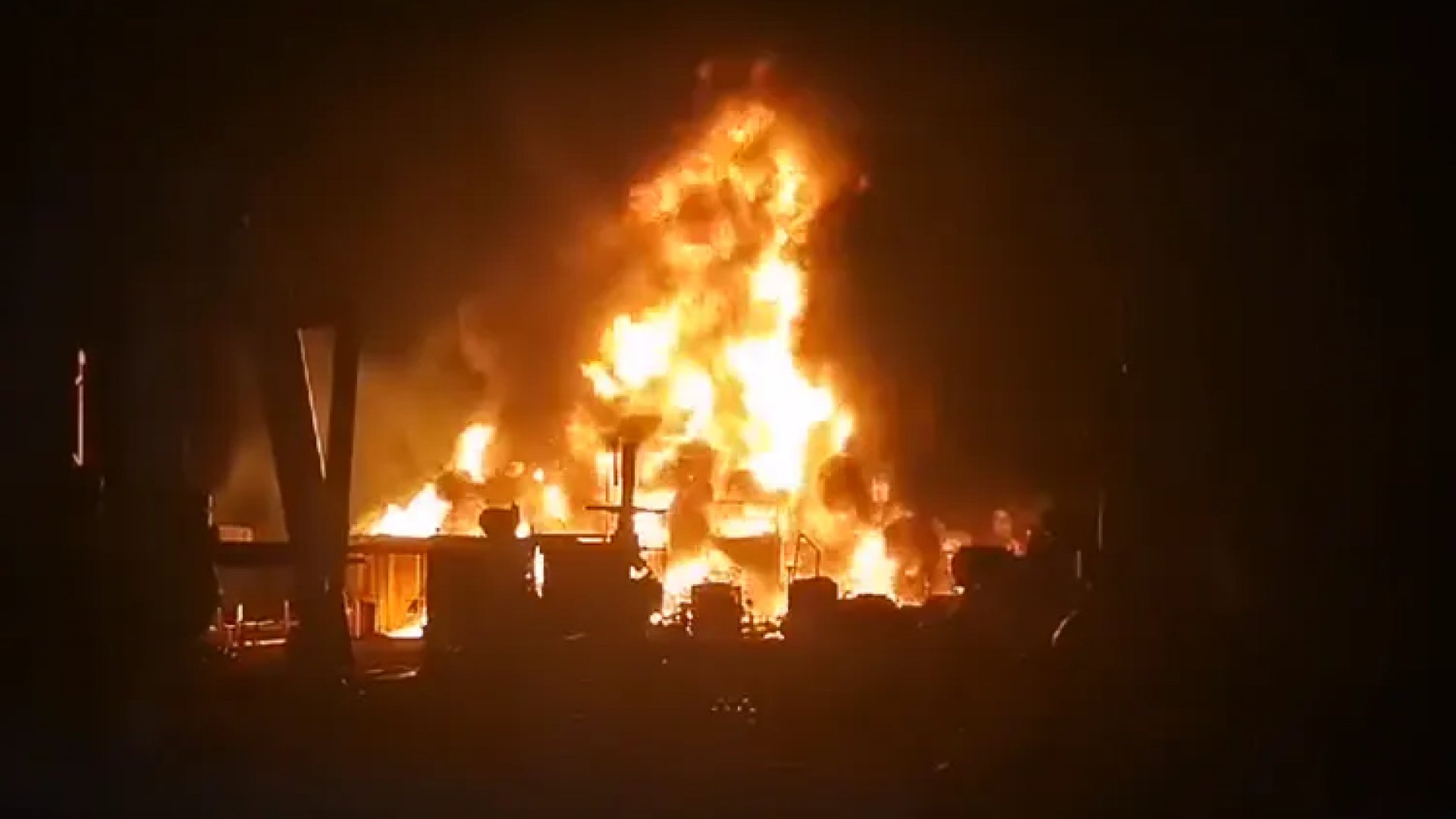 Explota pozo de Pemex en Reforma, Chiapas; deja dos lesionados