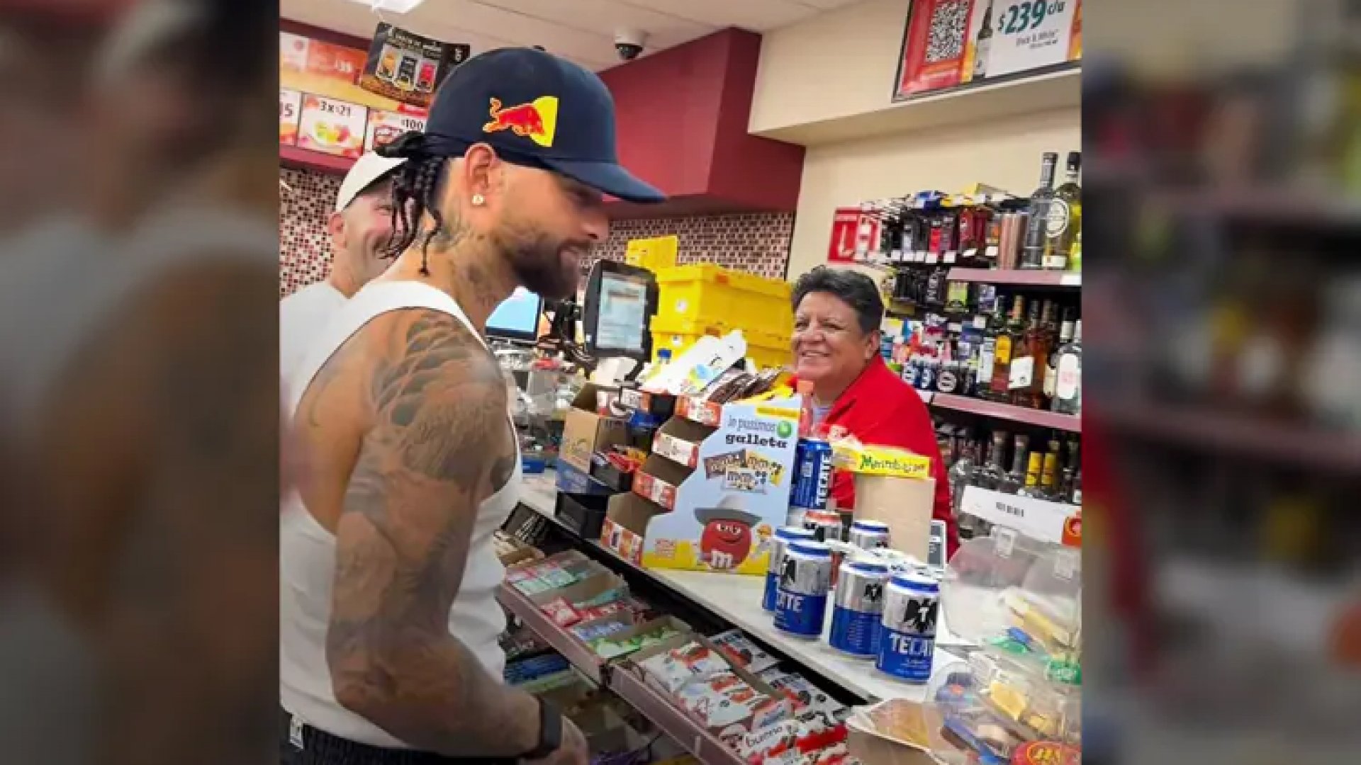 Maluma se va por unas cervezas frías a tienda de Monterrey