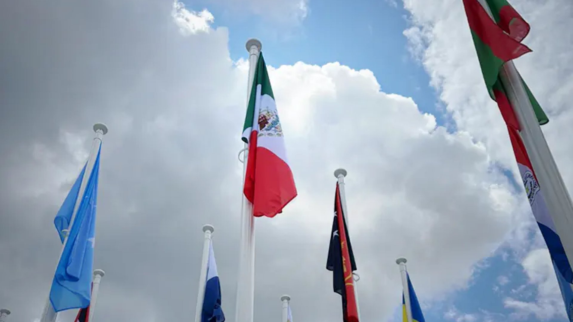¡Bandera de México ya ondea en la Villa Olímpica!