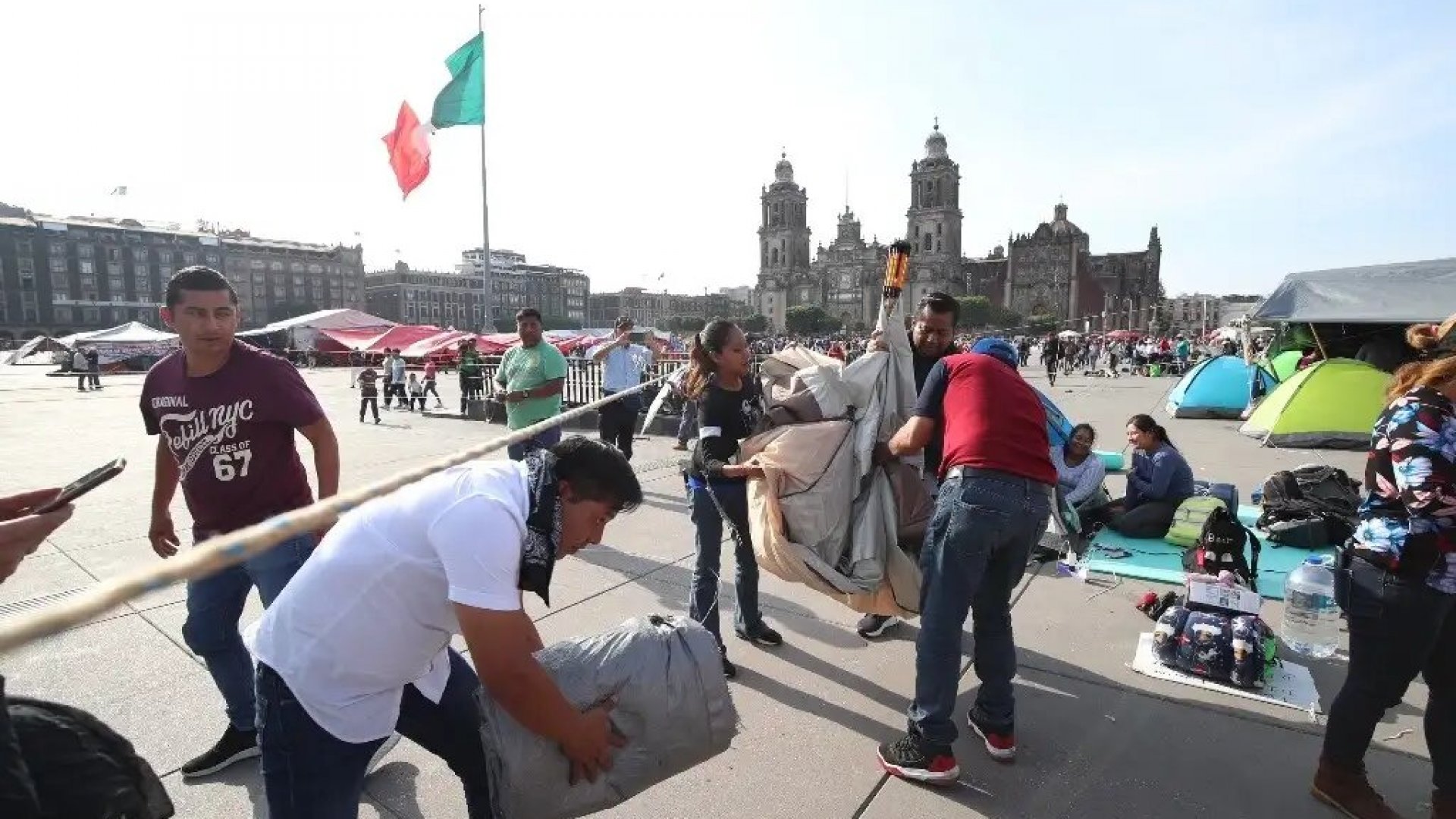 CNTE levanta plantón tras reunirse con AMLO
