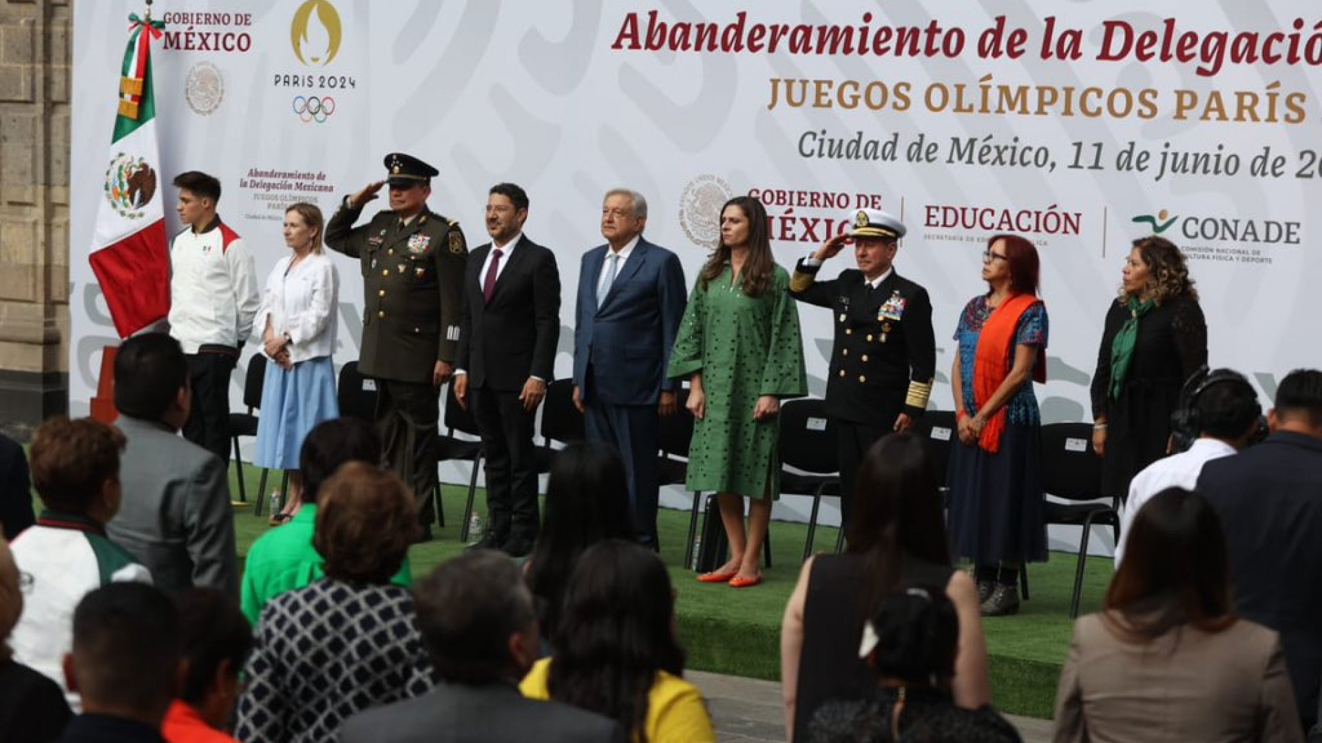 AMLO y Ana Gabriela Guevara abanderan a la delegación que representará a México en París 2024