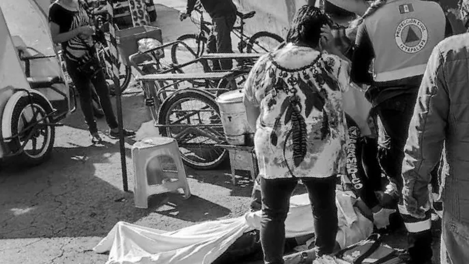 Se enfrentan en Iztapalapa policías y civiles a pedradas; fallece un adulto mayor