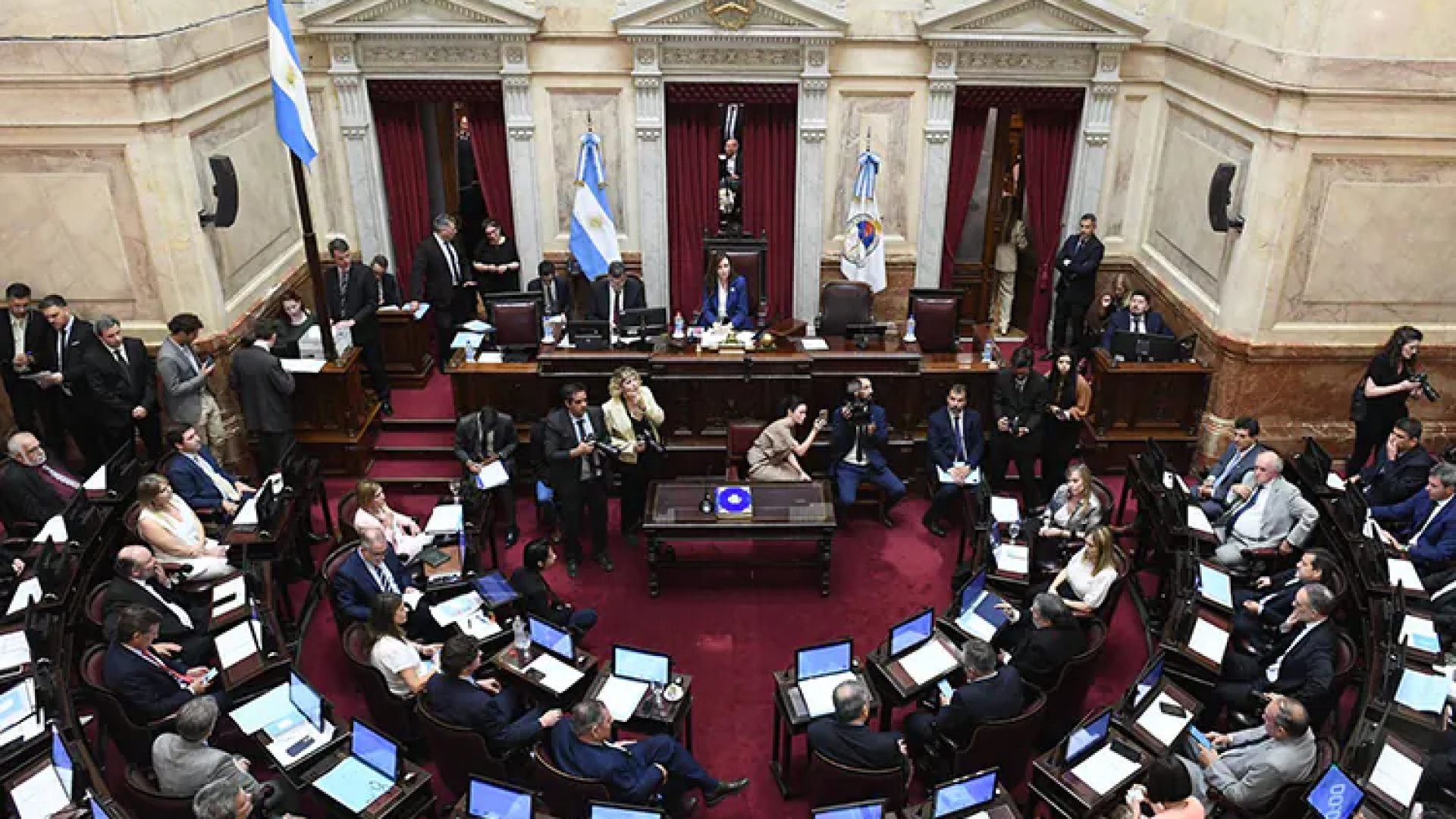 Senado de Argentina aprueba la Ley Bases de Milei, a pesar de protestas