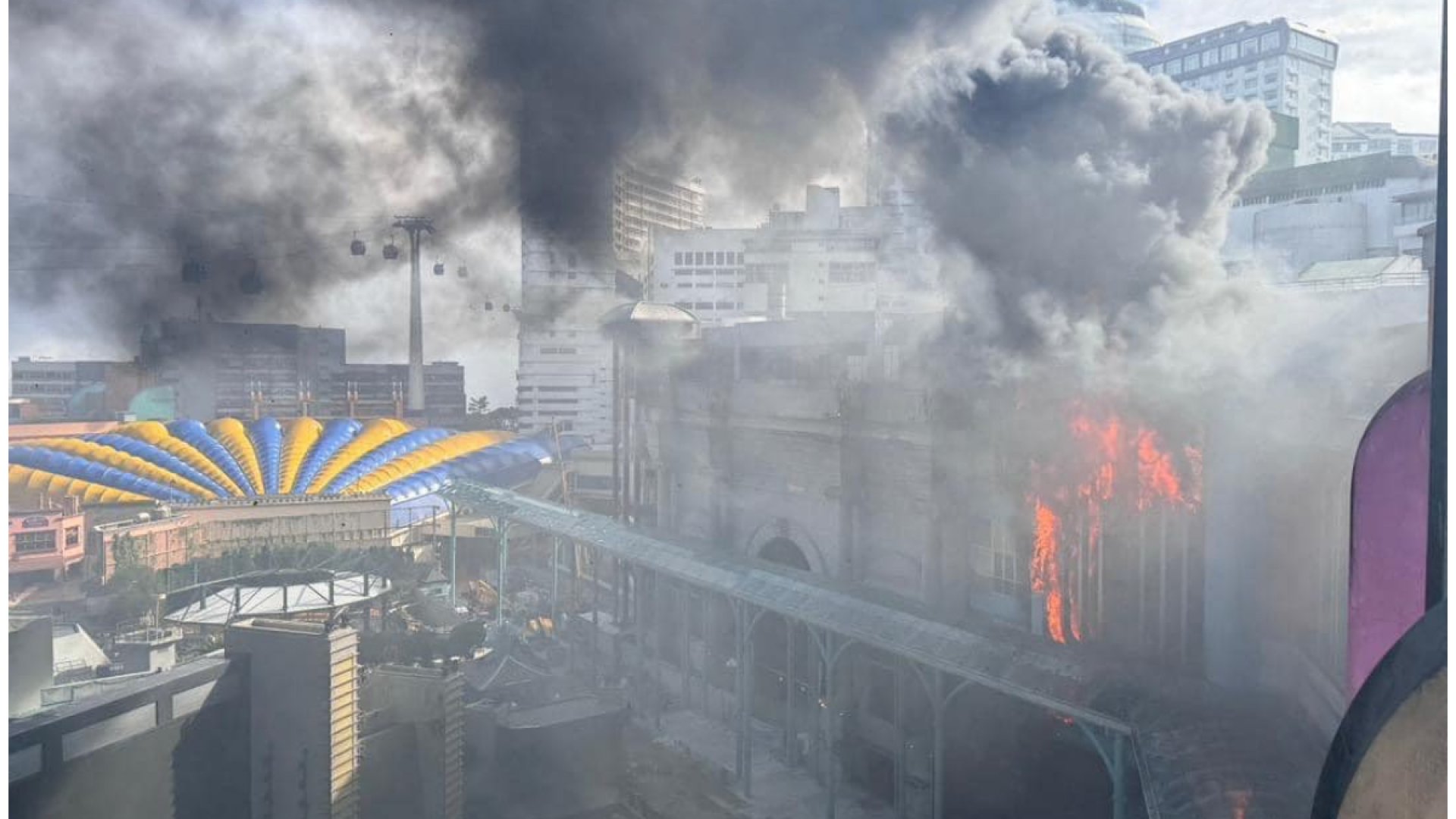 Evacuan 5 mil personas por incendio en parque de atracciones