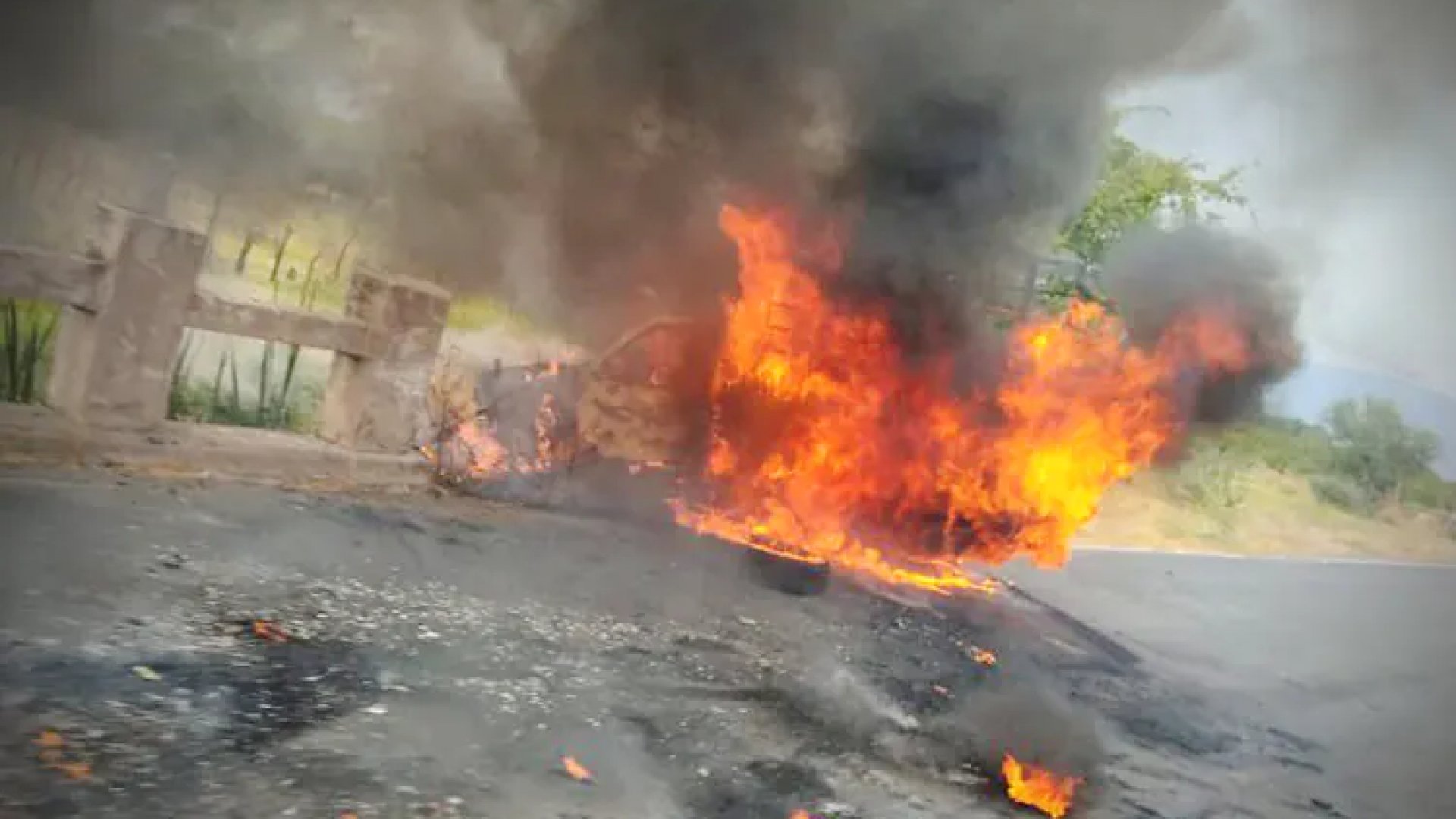 Queman vehículos en Michoacán tras captura de integrantes de Los Viagras