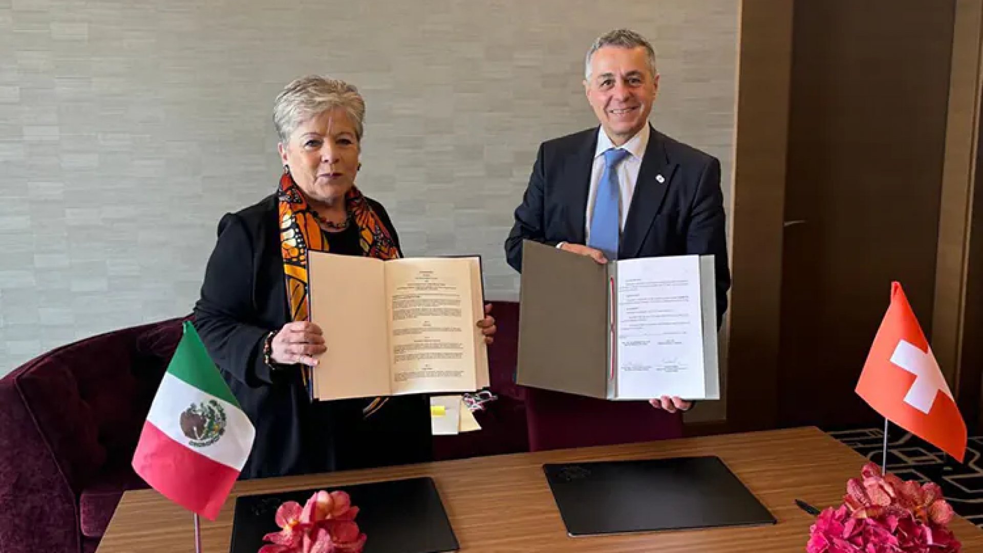 Firma SRE convenio para proteger bienes en Ecuador