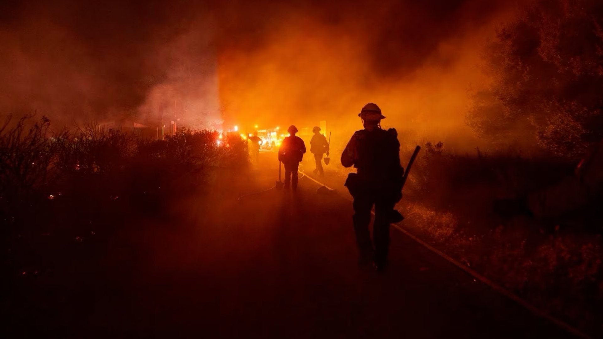 Evacúan a unas mil 200 personas por incendio forestal a las afueras de Los Ángeles 