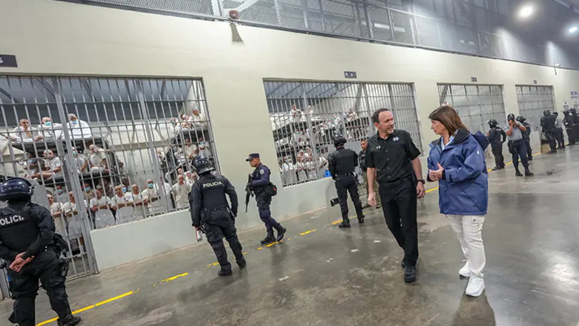 Patricia Bullrich, ministra de Argentina, conoce macrocárcel de El Salvador