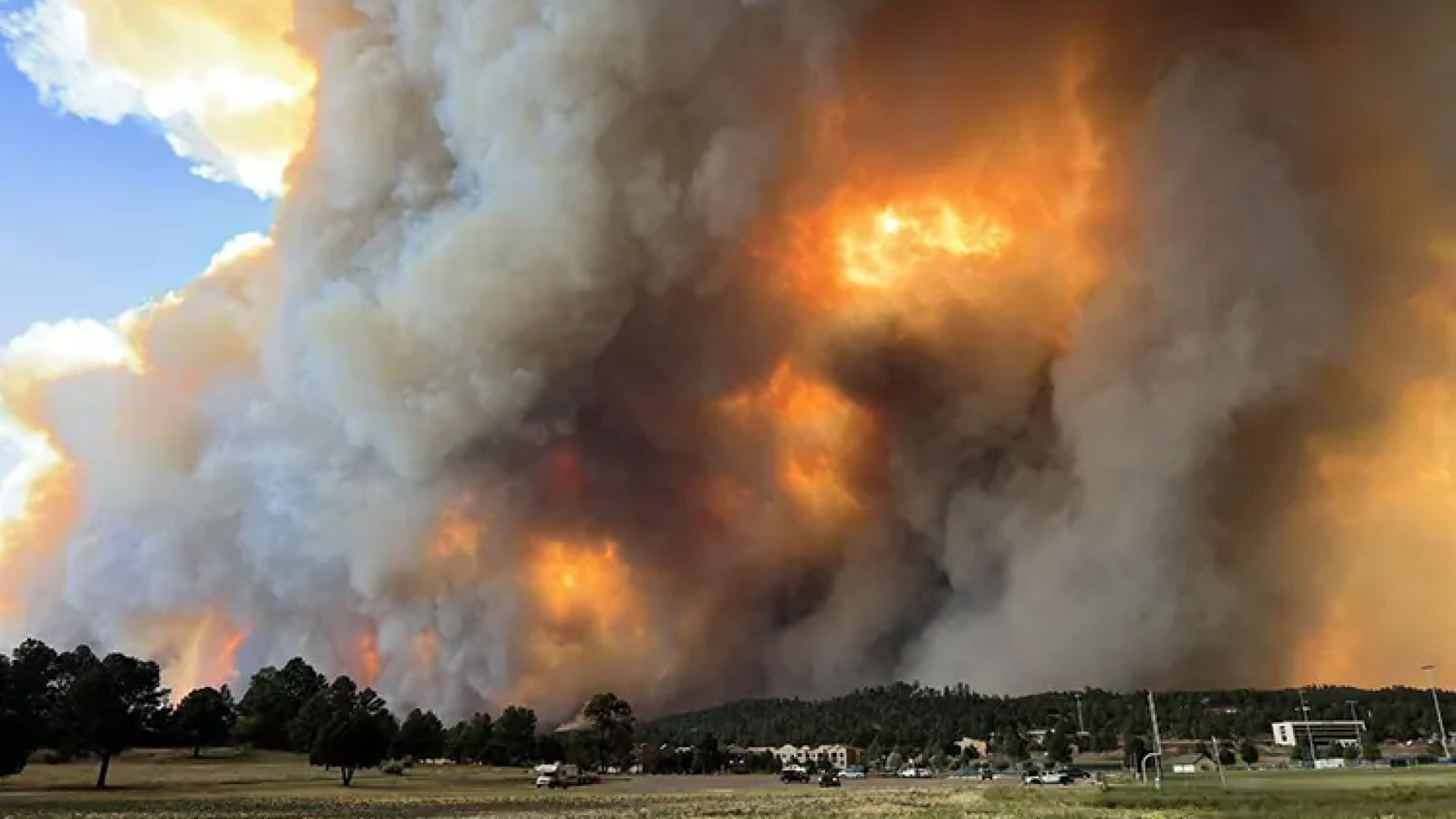Evacúan todo Ruidoso, en Nuevo México, tras violento incendio forestal