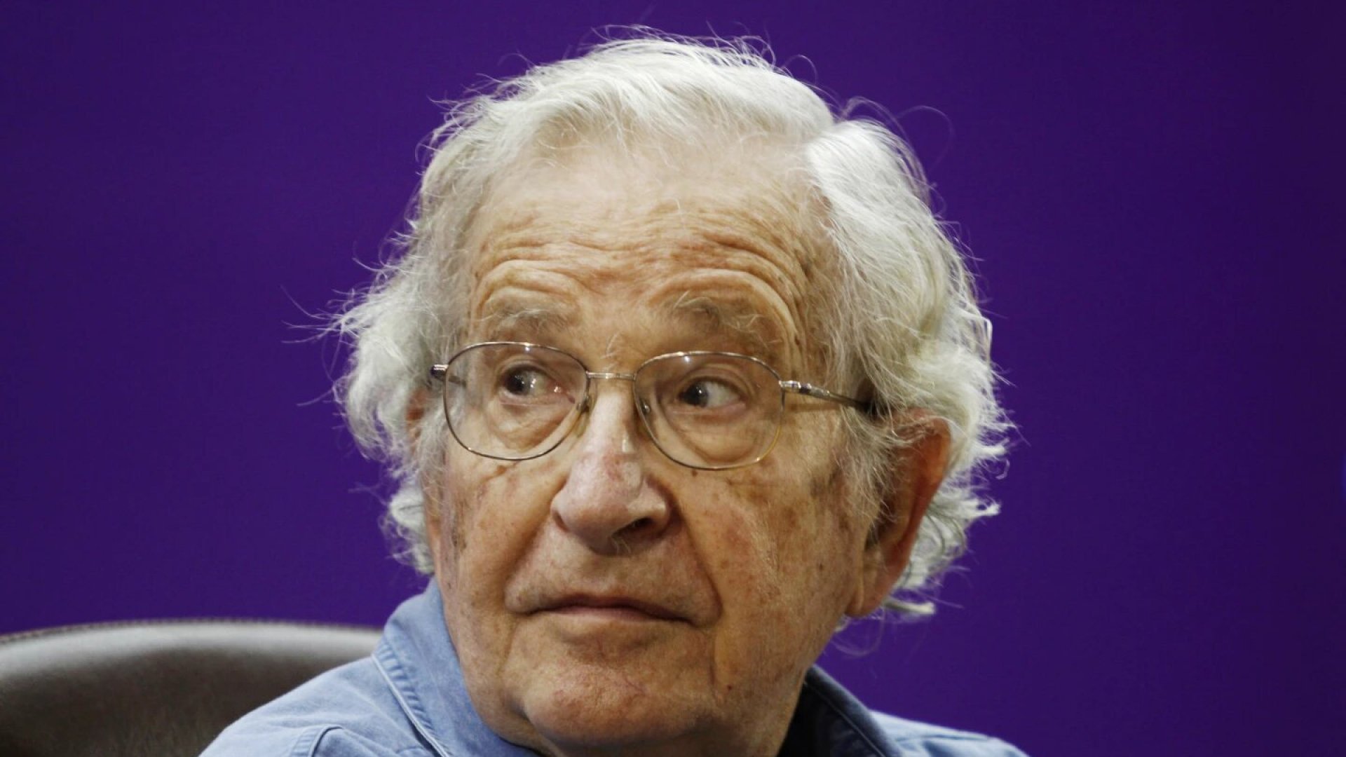 Noam Chomsky sigue vivo: confirma su esposa