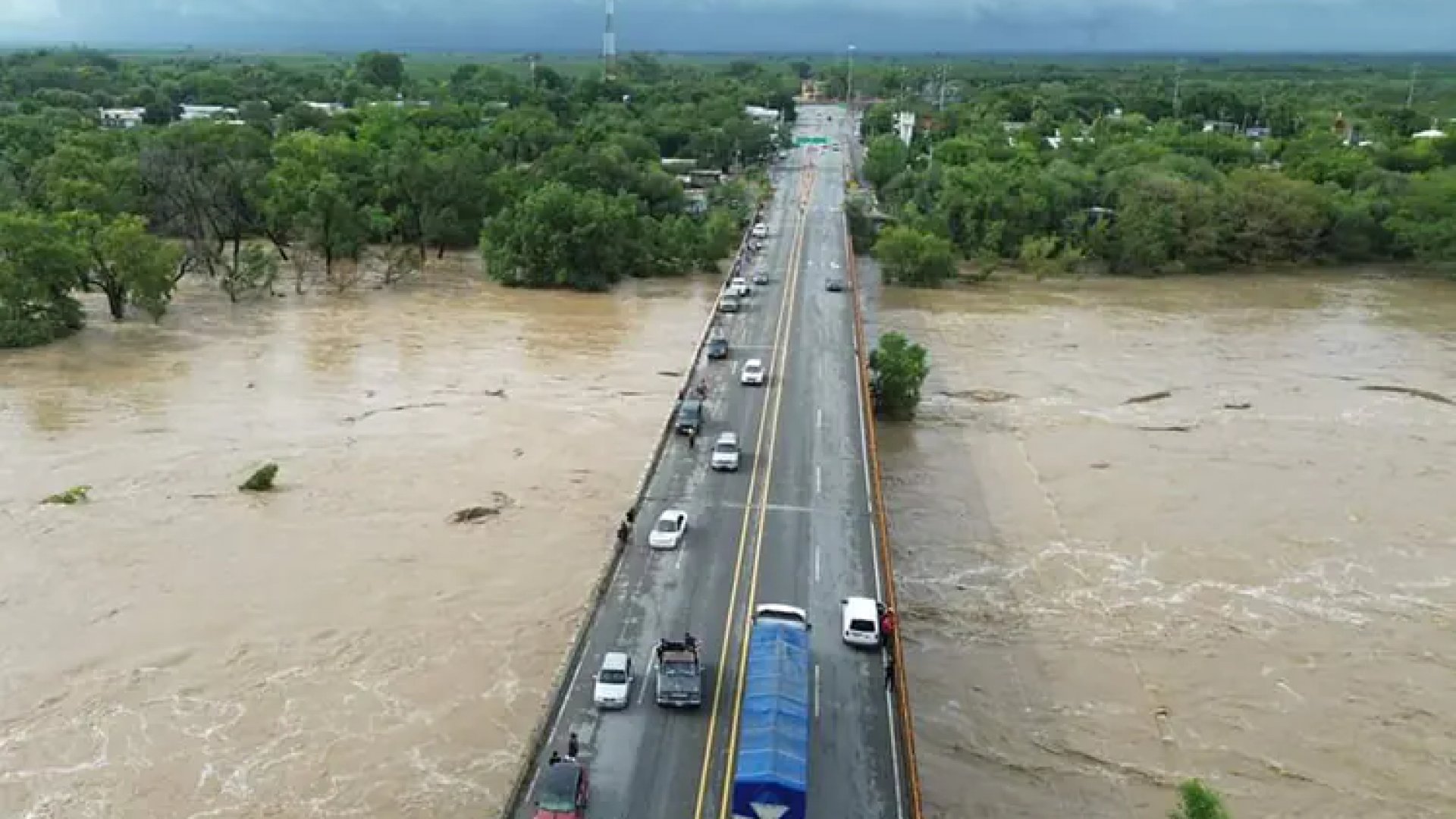 Evacuan en Tamaulipas tres municipios tras desbordamientos 