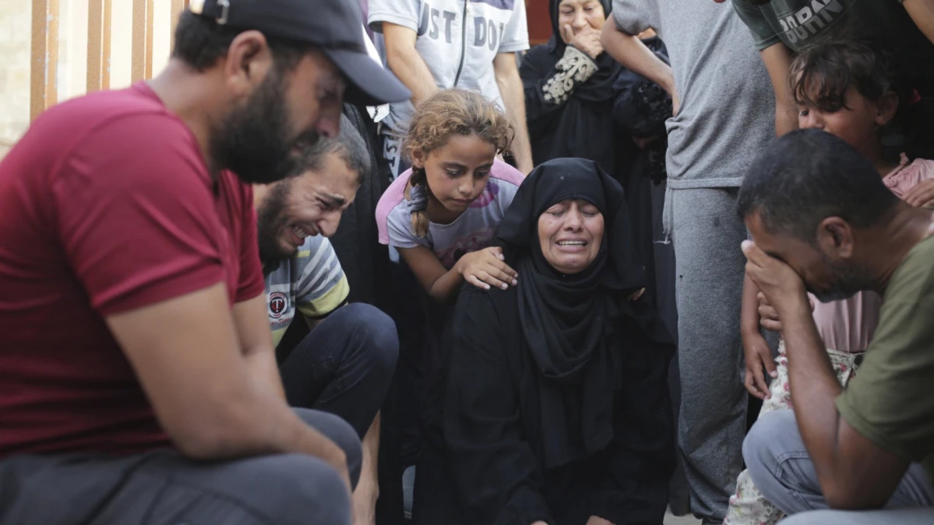 Ataques israelíes a campamentos cerca de Rafah matan al menos a 25 personas