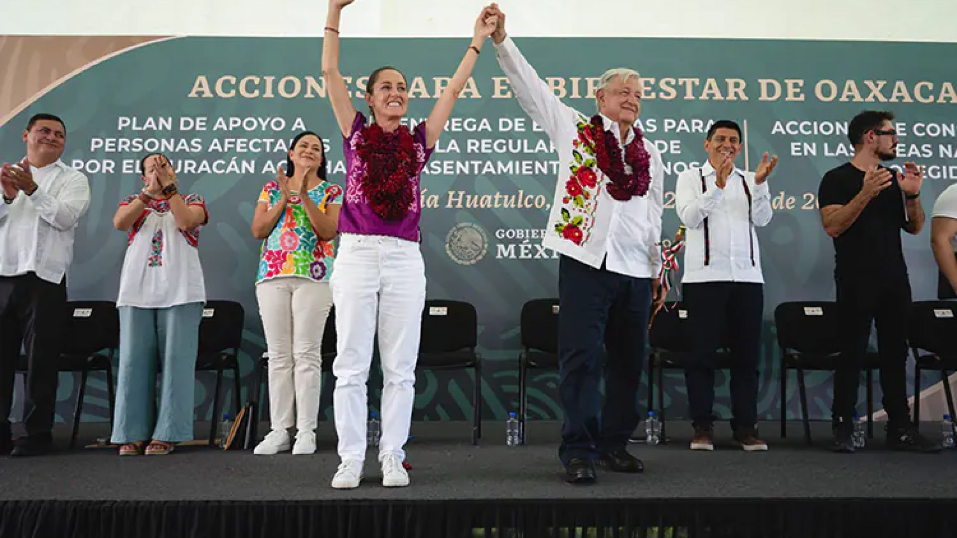 Sismo sorprende a AMLO y Sheinbaum en mitin, en Huatulco
