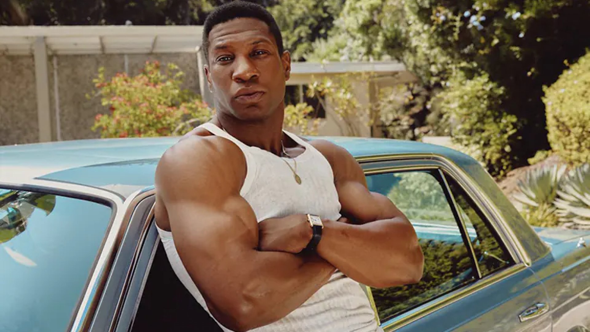Jonathan Majors rompe en llanto tras recibir galardón
