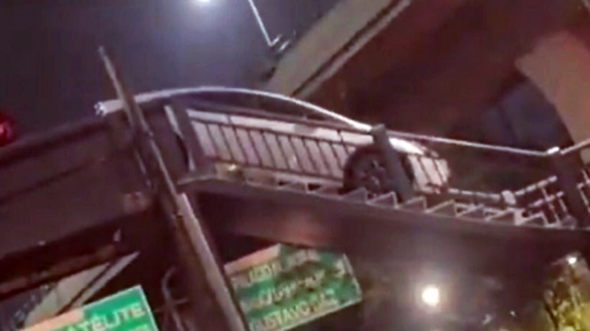 Intenta cruzar puente peatonal de Periférico Norte ¡en su auto!