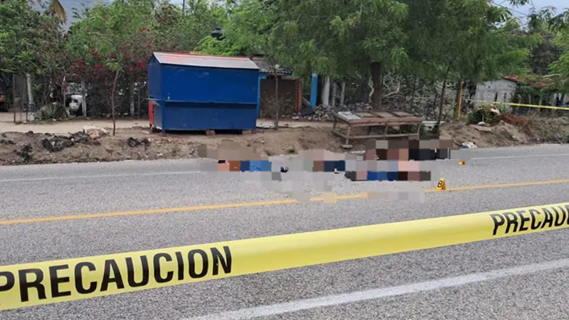 Hallan a cinco asesinados a balazos en carretera, a la altura de Tecpan, Guerrero