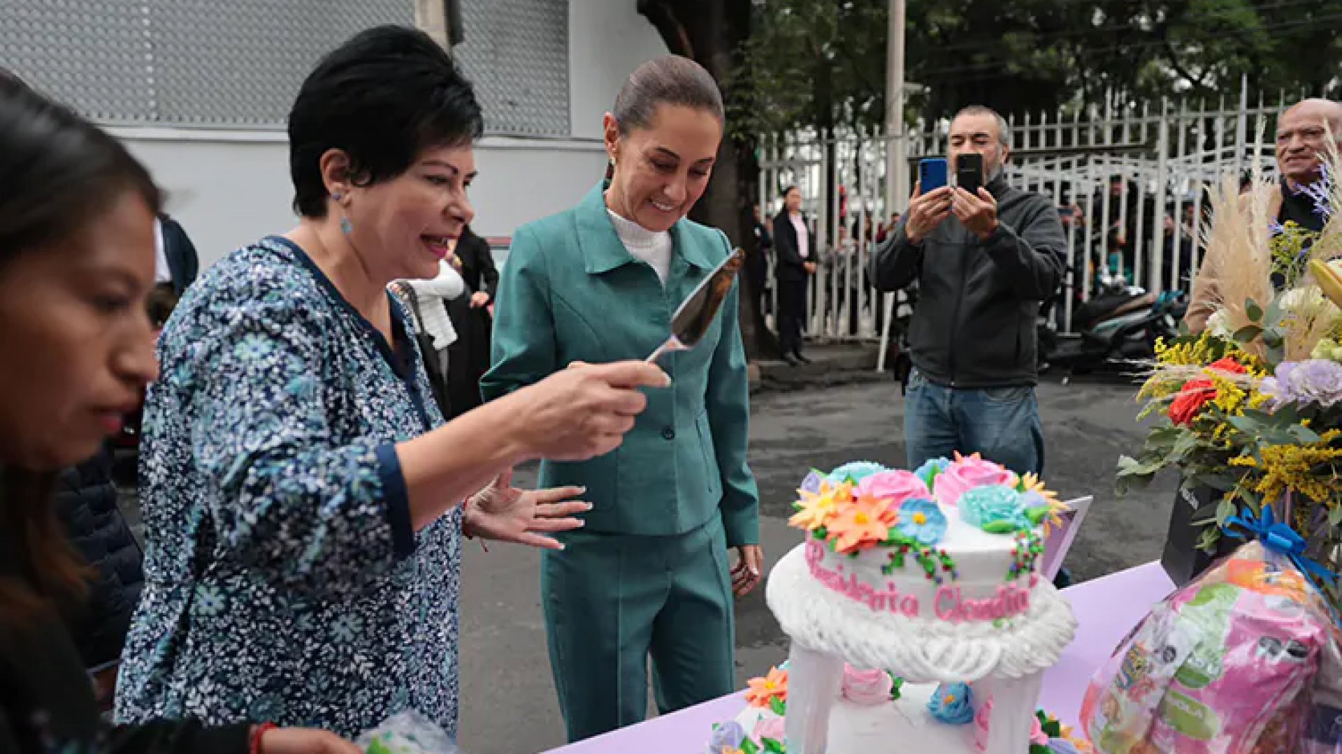 Por cumpleaños de Claudia Sheinbaum, llegan regalos a casa de transición
